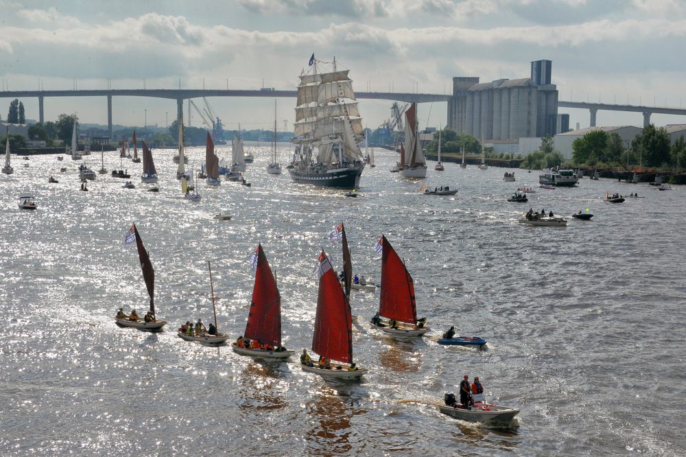 Débord de Loire parade armada Belem sous le pont de Cheviré